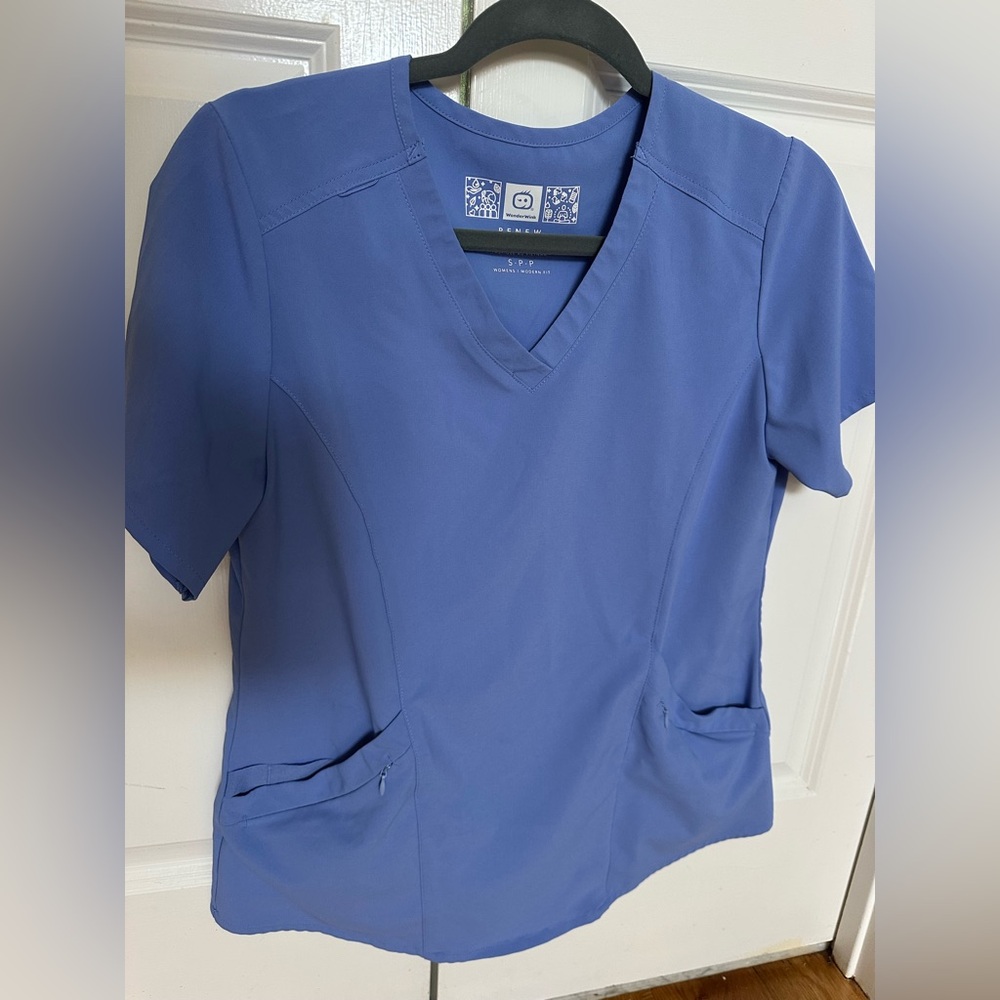 Wonder Wink Scrub Top size small
